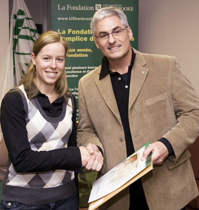 Claudia Letendre, récipiendaire de la bourse de 1000&nbsp;$ provenant du Fonds de la Faculté d'éducation physique et sportive, accompagnée du doyen Jean-Pierre Brunelle.
