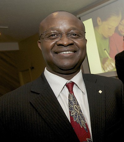 &laquo;L'intervention, faut-il le rappeler, ne doit plus se faire en silo; elle ne doit plus se centrer uniquement sur la personne, l'enfant, l'adolescent ou sa famille. Elle doit int&eacute;grer autant que possible diff&eacute;rents milieux de vie, en collaboration avec tous les autres partenaires&raquo;, affirme le professeur Jean-Claude Kalubi.