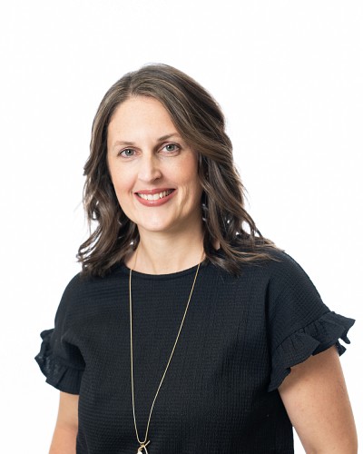 Myriam Lemelin, titulaire de la Chaire de recherche du Canada en t&eacute;l&eacute;d&eacute;tection de la g&eacute;ologie nordique et spatiale, cr&eacute;&eacute;e en 2019. Elle est professeure au D&eacute;partement de g&eacute;omatique appliqu&eacute;e, &agrave; la Facult&eacute; des lettres et sciences humaines.