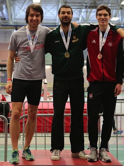 Olivier Huet (au centre) a &eacute;t&eacute; proclam&eacute; athl&egrave;te masculin du r&eacute;cent Championnat d'athl&eacute;tisme du R&eacute;seau du sport &eacute;tudiant qu&eacute;b&eacute;cois.