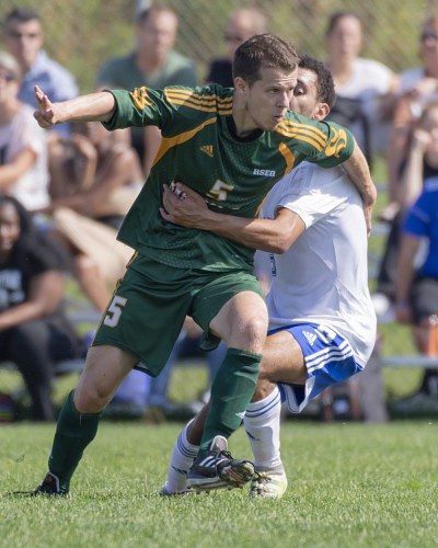 Le Vert & Or en soccer masculin en a eu plein les bras dimanche apr&egrave;s-midi au terrain Concorde de l'UdeS, face aux Carabins.