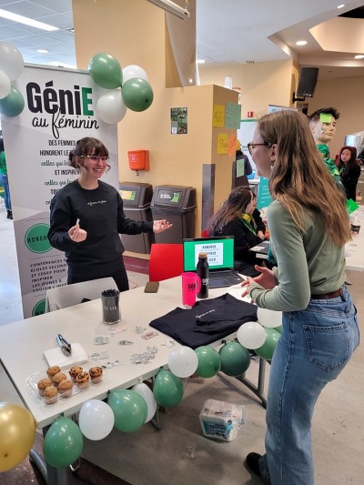Laurie Croteau faisant la promotion du &laquo;&nbsp;G&eacute;nie au f&eacute;minin&nbsp;&raquo; dans une &eacute;cole.