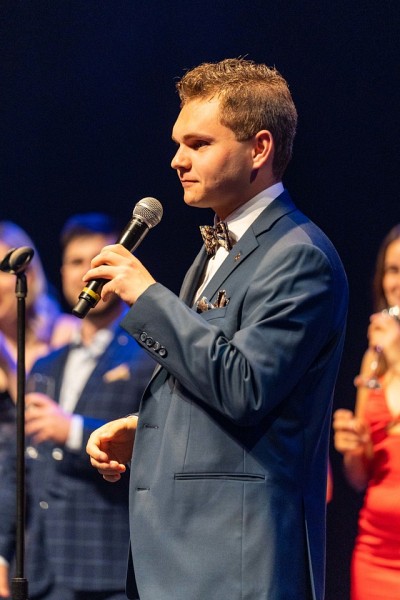 Maxime Bell de la Facult&eacute; de m&eacute;decine et des sciences de la sant&eacute; lors d'un gala.