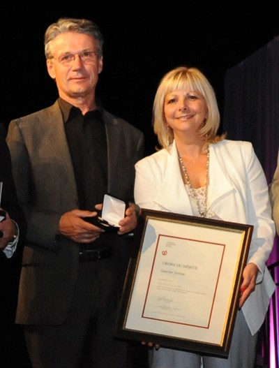 Le professeur Laurier Fortin est accompagn&eacute; de la pr&eacute;sidente de la FCSQ, Jos&eacute;e Bouchard, au moment de la remise de la M&eacute;daille d&rsquo;or de l&rsquo;Ordre du m&eacute;rite.