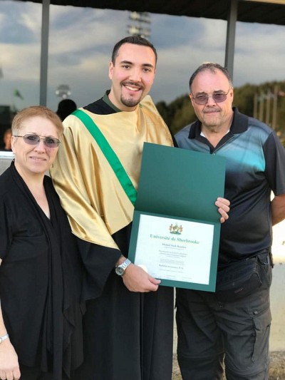 Micha&euml;l avec ses parents lors de la collation des grades en 2018.
