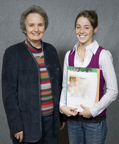 Céline Garant, doyenne de la Faculté d'éducation, et Marie-Claude Archambault, récipiendaire de la bourse Monseigneur-Irénée-Pinard d'une valeur de 1000&nbsp;$.