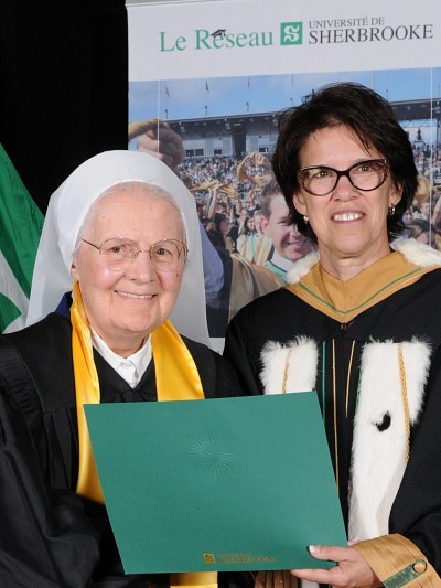 Marie Guilbault, 95 ans, en compagnie de la rectrice.