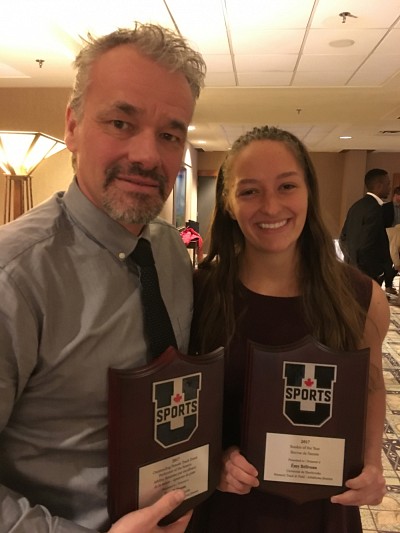 L'entra&icirc;neur du Vert & Or Luc Lafrance en compagnie de la double laur&eacute;ate &Eacute;my B&eacute;liveau.