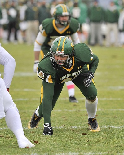 Le joueur de ligne Emmanuel Th&eacute;riault a r&eacute;ussi trois sacs du quart dans la victoire de son &eacute;quipe.