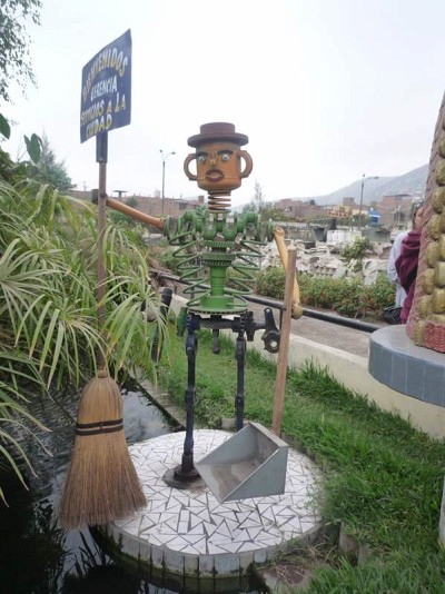 Personnage en pi&egrave;ces recycl&eacute;es situ&eacute;&nbsp;dans la cours int&eacute;rieure des bureaux de la municipalit&eacute;&nbsp;du district de Comas.