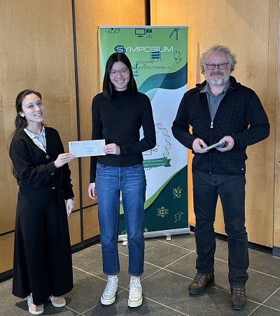 R&eacute;cipiendaires Evelyne Ng Kwan Lim et Florie Lo Ying Ping, accompagn&eacute;es de Pr Brendan Bell, membre de notre jury