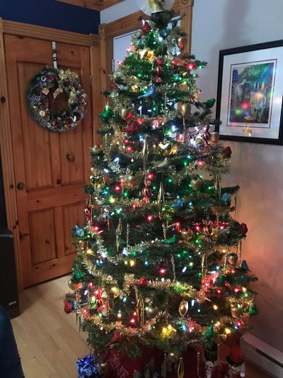 Symbole traditionnel de la p&eacute;riode des F&ecirc;tes, le sapin lumineux, sous lequel sont plac&eacute;s des cadeaux, rappelle la mode lanc&eacute;e au milieu du XIXe si&egrave;cle par la reine Victoria et sa famille.