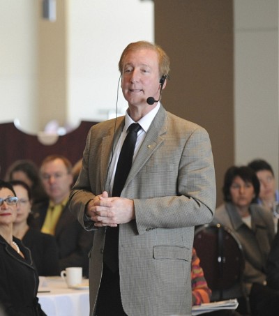 Fran&ccedil;ois Dub&eacute;, directeur du Service des relations avec les dipl&ocirc;m&eacute;es et dipl&ocirc;m&eacute;s