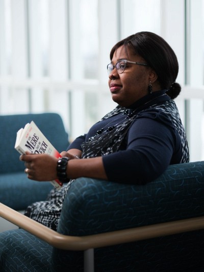 Quand elle est devenue professeure &agrave; l&rsquo;UdeS, Ruth Ndjaboue a souhait&eacute; avoir une mentore femme, en plus de son mentor homme initialement identifi&eacute;. Ce soutien l&rsquo;a particuli&egrave;rement aid&eacute;e. Une ressource pr&eacute;cieuse pour partager certaines pr&eacute;occupations v&eacute;cues dans le cadre d&rsquo;une carri&egrave;re au f&eacute;minin.