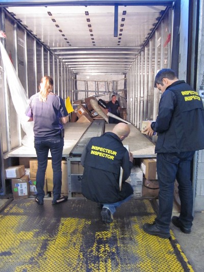 L'aper&ccedil;u d'une &laquo;&nbsp;op&eacute;ration &eacute;clair&nbsp;&raquo;, o&ugrave; la conformit&eacute; d'un large ensemble de produits vari&eacute;s est v&eacute;rifi&eacute;e par les inspecteurs de Sant&eacute; Canada.