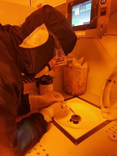 &Eacute;talement d&rsquo;une r&eacute;sine photo/&eacute;lectrosensible sur un &eacute;chantillon. C&rsquo;est dans cette r&eacute;sine qu&rsquo;on dessinera un motif qui sera transf&eacute;r&eacute; dans les couches inf&eacute;rieures de l&rsquo;&eacute;chantillon.