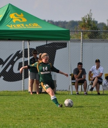 Les membres de l'&eacute;quipe f&eacute;minine de soccer ont affront&eacute; la chaleur en plus des Citadins de l'UQAM, le dimanche apr&egrave;s-midi 17 septembre, au terrain Concorde de l'UdeS.