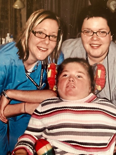 Infirmi&egrave;re au CHU Sainte-Justine de 2003 &agrave; 2010, Judith s'est li&eacute;e d'amiti&eacute; avec ses coll&egrave;gues, comme Marie-Pierre qui pose ici avec elle, autant qu'avec certains familles qu'elle a crois&eacute;es. C'est le cas de celle de Maude, la patiente sur cette photo.