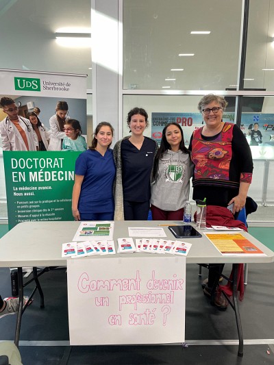 Sharon Hatcher est accompagn&eacute;e par des repr&eacute;sentantes &eacute;tudiantes pour la mini-&eacute;cole &agrave; Uashat Mak Mani-utenam