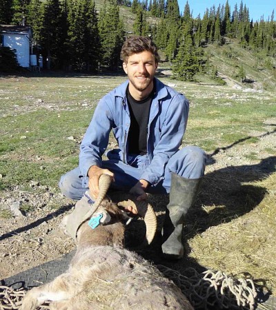Marc-Antoine Poirier,&nbsp;&eacute;tudiant &agrave; la ma&icirc;trise en &eacute;cologie, en plein travail sur le terrain, en Alberta.