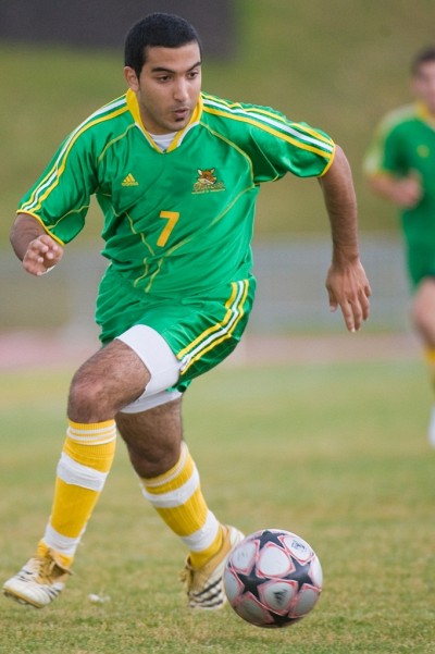 Le milieu de terrain Bachir Haddadi a connu un fort match, amassant un but et une mention d'assistance. 