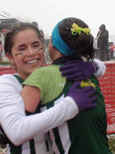 Marie-Soleil Samson et Gabrielle Lebel se sont enlac&eacute;es apr&egrave;s la courses et avec raison!