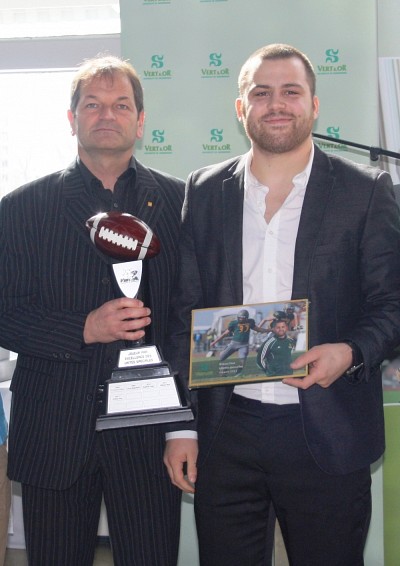 William Dion a re&ccedil;u le troph&eacute;e du joueur par excellence des unit&eacute;s sp&eacute;ciales des mains du directeur g&eacute;n&eacute;ral adjoint du SSAP Jean-Pierre Boucher, lors du brunch annuel de l'&eacute;quipe de football Vert&nbsp;&&nbsp;Or.