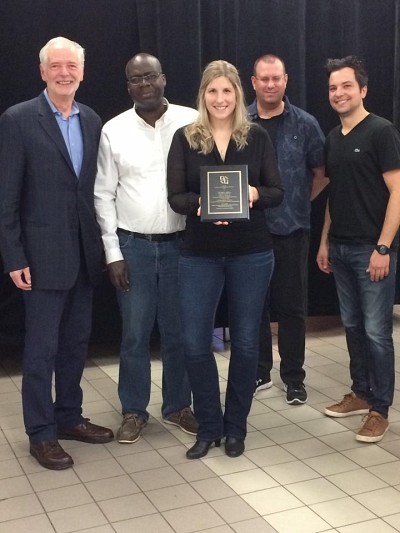 Le professeur Adihou (2e &agrave; g.) a re&ccedil;u le&nbsp;Prix pour le meilleur mat&eacute;riel num&eacute;rique didactique non &eacute;dit&eacute;&nbsp;&agrave; l&rsquo;occasion du congr&egrave;s annuel de l&rsquo;Association math&eacute;matique du Qu&eacute;bec le 13 octobre dernier, au C&eacute;gep de Saint-Laurent, en compagnie des collaborateurs du projet, les enseignants et charg&eacute;s de cours Anne-Julie Leroux (au centre) et Olivier Brisson (dernier &agrave; d.). Aussi pr&eacute;sents sur la photo : Bernard R. Hodgson, professeur au D&eacute;partement de math&eacute;matiques et de statistique de l'Universit&eacute; Laval (&agrave; g.) et Alain Pinel (4e),Pr&eacute;sident du jury.