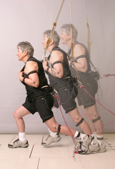 Les participants ont &eacute;t&eacute; plac&eacute;s dans un &eacute;quipement de type &laquo;tour inclin&eacute;e&raquo;. Retenus par une ceinture pelvienne, ils &eacute;taient positionn&eacute;s dans un angle pouvant aller de 2&nbsp;&agrave; 40&nbsp;degr&eacute;s.