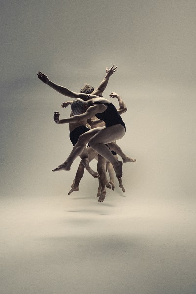 La Compagnie Virginie Brunelle pr&eacute;sente&nbsp;Les corps aval&eacute;s