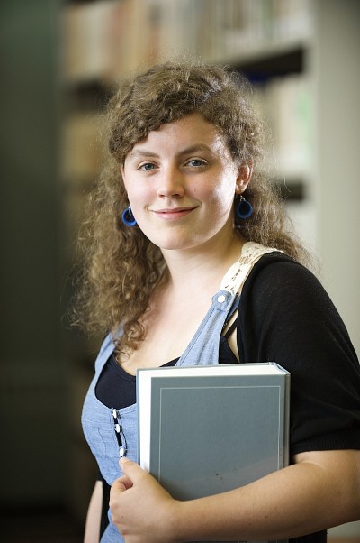 Kiev Renaud, &eacute;tudiante en &eacute;tudes litt&eacute;raires et culturelles, repr&eacute;sente fi&egrave;rement l'UdeS gr&acirc;ce &agrave; l'obtention de la bourse Fessenden-Trott.