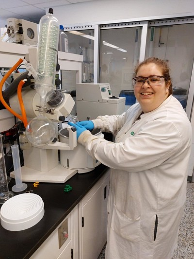 C&eacute;line Gosselin, &eacute;tudiante au doctorat en chimie, en action dans son laboratoire.
