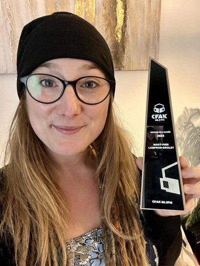 L'&eacute;tudiante Mary-Pier Lampron-Drolet ayant remport&eacute; un troph&eacute;e pour son balado Des bulles familiales.