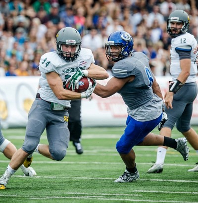 F&eacute;lix Marquis-Chevrier tente sur cette s&eacute;quence de contourner un adversaire.