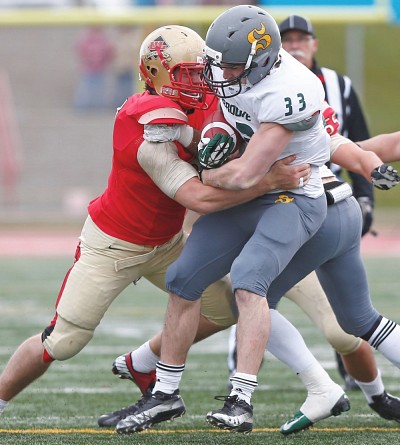 Alex Aub&eacute; et le Vert&nbsp;&&nbsp;Or ont &eacute;t&eacute; stopp&eacute;s en demi-finale provinciale par les champions en titre de la Coupe Vanier au stade TELUS samedi, par un revers de 32 &agrave;&nbsp;11.