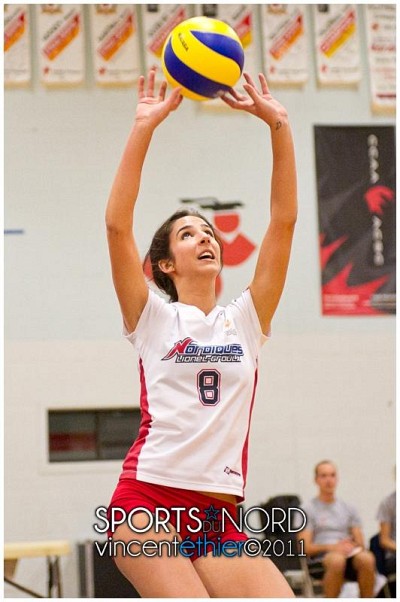 Kim Robitaille a &eacute;t&eacute; s&eacute;lectionn&eacute;e dans la deuxi&egrave;me &eacute;quipe d'&eacute;toiles de la premi&egrave;re division du circuit de volleyball coll&eacute;gial du RSEQ en&nbsp;2012.