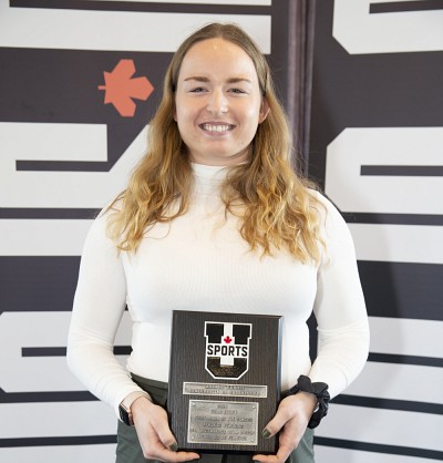 Ariane Dubois au moment de recevoir son prix jeudi &agrave; Edmonton.