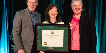 Louise Bienvenue reçoit le prix de la recherche et de la création catégorie <em>Sciences humaines et sociales </em>