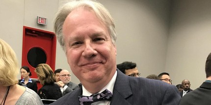 L’art de guérir, le don d’innover : portrait d’un chirurgien d’exception diplômé de l’UdeS