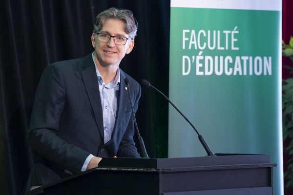 Le professeur Luc Touchette, secr&eacute;taire et vice-doyen &agrave; la vie &eacute;tudiante de la Facult&eacute; d&rsquo;&eacute;ducation
