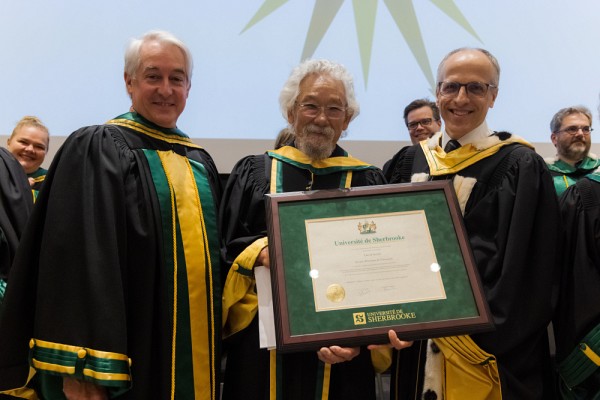 &Agrave; partir de la gauche : le professeur Dominique Dorion, doyen de la FMSS, le professeur David Suzuki, et le professeur Pierre Cossette, recteur de l'UdeS.Photo : Mathieu Lanthier - UdeS