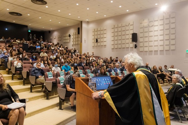 Malgr&eacute; ses 86 ans, l'&eacute;minent scientifique et vulgarisateur n'a rien perdu de son ardeur &agrave; sensibiliser le public &agrave; l'urgence de se mettre en action pour assurer un avenir aux prochaines g&eacute;n&eacute;rations.&nbsp;Photo : Mathieu Lanthier - UdeS