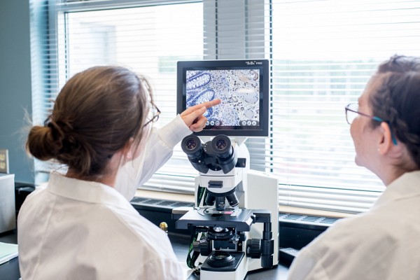 Allison et Maude Hamilton, &eacute;galement &eacute;tudiante en biochimie de la sant&eacute;, au laboratoire de biochimie, en 2019