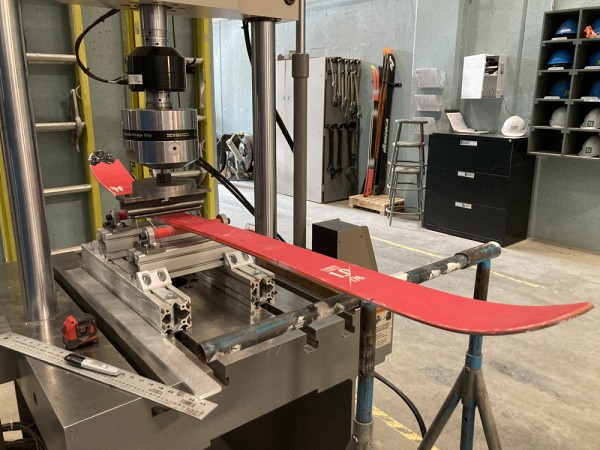 Le projet de Yessica ne se limite pas &agrave; l&rsquo;&eacute;valuation de la durabilit&eacute; des skis, mais cherche &agrave; concilier performance et respect de l&rsquo;environnement.