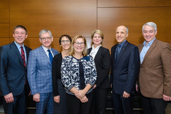 La professeure Dominique Tremblay est entour&eacute;e de Jean-Pierre Perreault, Luc Mathieu, Maryse Guay, Nathalie Boudreau, Pierre Cossette et Dominique Dorion.