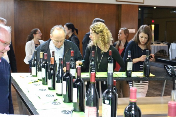 Les 50 bouteilles de vin mises &agrave; l'encan ont permis d'amasser 28 000 $ pour la campagne majeure de financement de la Fondation de l'UdeS