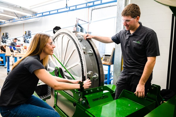 Les &eacute;tudiantes et &eacute;tudiants derri&egrave;re InnovaPlant ont con&ccedil;u et fabriqu&eacute; le premier planteur de fraisiers &agrave; racines nues pour la plasticulture pour aider les petits et les gros producteurs de fraises &agrave; demeurer comp&eacute;titifs et &agrave; all&eacute;ger leur travail physique.