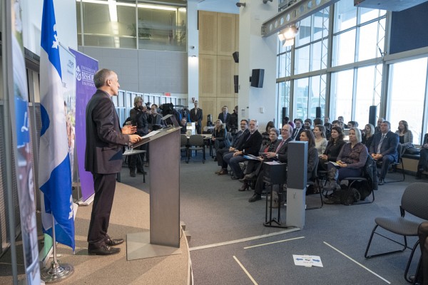 Le recteur de l'Universit&eacute; de Sherbrooke, Pierre Cossette, s'adressant aux m&eacute;dias durant la conf&eacute;rence de presse.