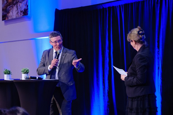 Le recteur, le professeur Jean-Pierre Perreault, et la&nbsp;vice-rectrice aux &eacute;tudes et &agrave; la vie &eacute;tudiante, la professeure Isabelle Dionne, &agrave; la barre de l'&eacute;v&eacute;nement.