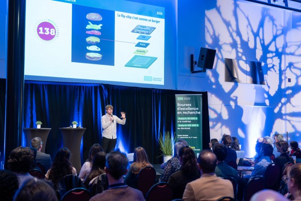 Ars&egrave;ne Gu&eacute;don, vainqueur de la finale institutionnelle du concours Ma th&egrave;se en 180&nbsp;secondes, pr&eacute;sentant son&nbsp;expos&eacute; habilement vulgaris&eacute; mettant en vedette un hamburger garni pour illustrer un assemblage &eacute;lectronique.